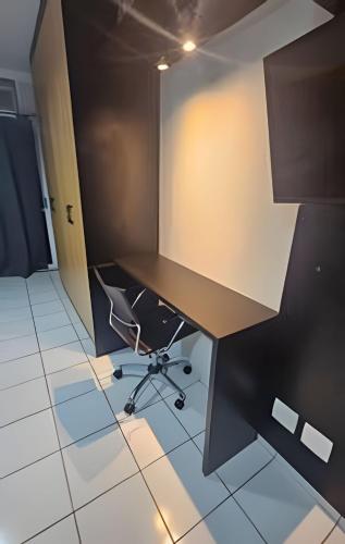 an office with a desk and a chair at Edifício Belluno in Ribeirão Preto