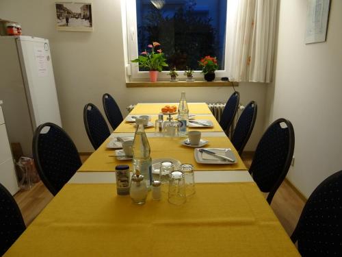 einen Konferenzraum mit einem langen Tisch mit Flaschen und Gläsern in der Unterkunft Aparthotel Zum Dom in Kleinblittersdorf