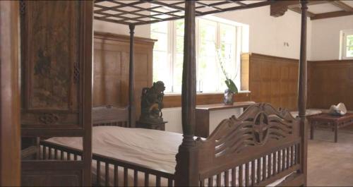a bedroom with a canopy bed and a window at Park Residence Bei Wu in Wesenberg
