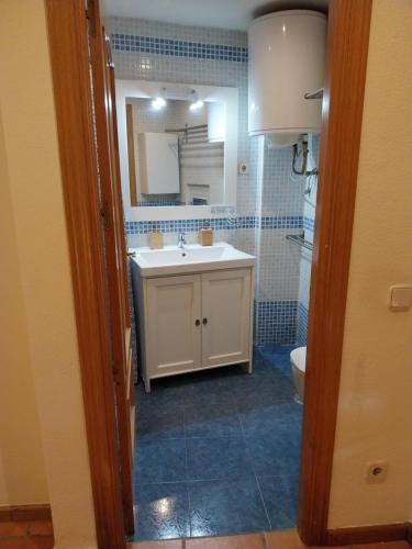 y baño con lavabo, espejo y aseo. en CASONA 44, en Alcalá de Henares