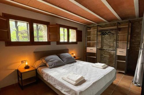 1 dormitorio con 1 cama con 2 toallas en El Vespelló, en El Gurb