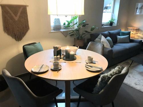 a living room with a table and a couch at Idyllische Ferienwohnung im Kraichgau in Sinsheim