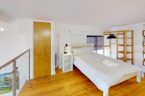 ノッティンガムにあるCentral Nottingham sleeps up to 4のウッドフロアのベッドルーム1室(白いベッド1台付)