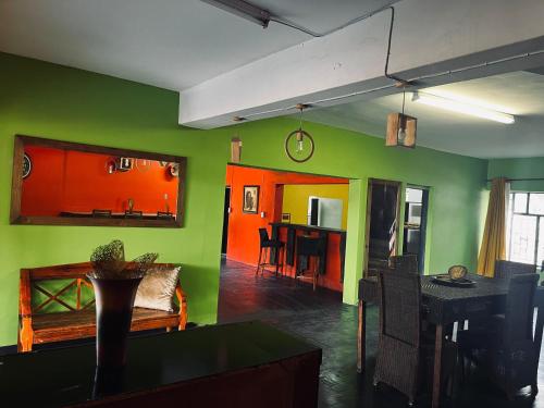uma sala de estar com paredes verdes e laranjas em Phalaborwa Apartments em Phalaborwa