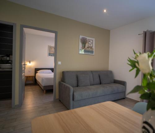 - un salon avec un canapé et un lit dans l'établissement Residence Piatana, à Olmeto