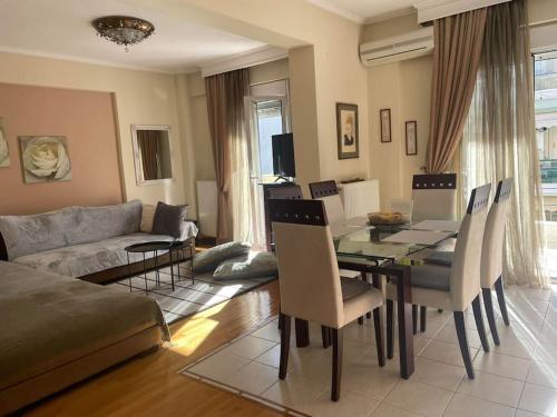ein Wohnzimmer mit einem Tisch und einem Sofa in der Unterkunft Honeybee Apartment in Thessaloniki