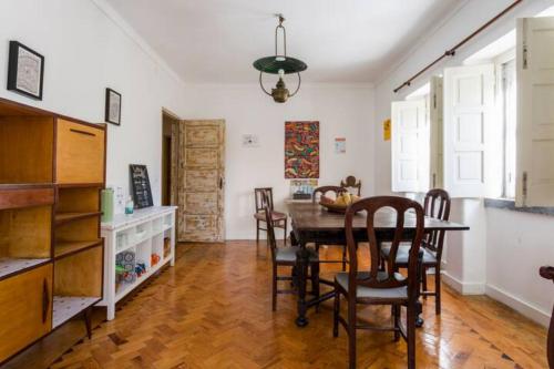 cocina y comedor con mesa y sillas en Lanui Guest House, en Sintra