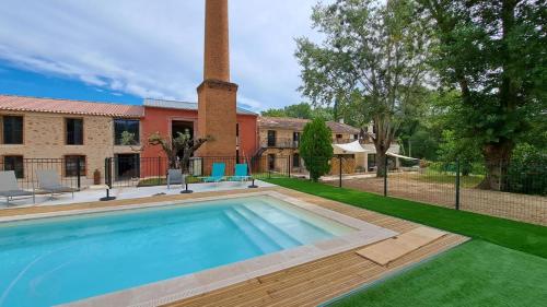 a swimming pool in the yard of a house at L'Usine en Provence in Salernes