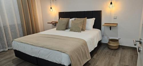 a bedroom with a large bed with white sheets and pillows at Casa do Pote in Campo Maior