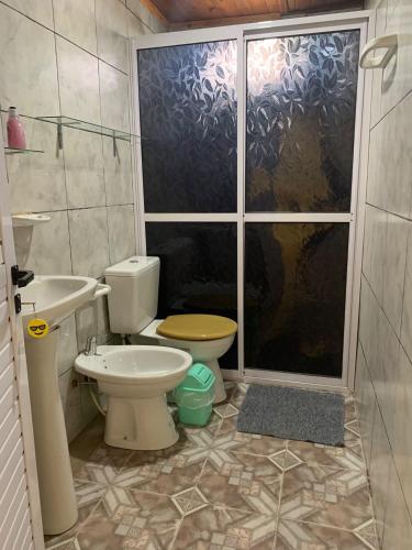 La salle de bains est pourvue de toilettes, d'un lavabo et d'une douche. dans l'établissement hospedaje don mario, à San Ignacio