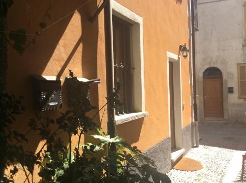 ein Gebäude mit einem Fenster und einer Tür in der Unterkunft Appartamento Vecchia Domo in Domodossola