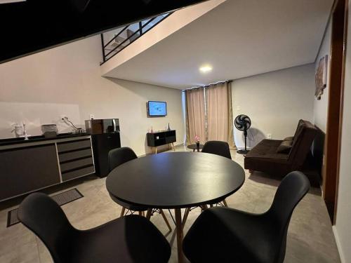 a living room with a table and chairs at Apartamento/Loft 06 em Cabo Frio in Cabo Frio