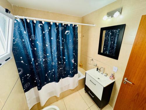a bathroom with a star trek shower curtain at Moderno y Nuevo Departamento Parque Saavedra La Plata in La Plata