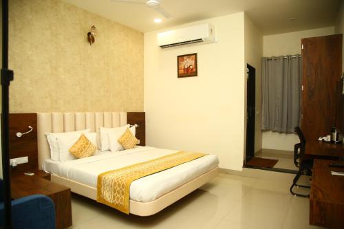 En eller flere senger på et rom på Hotel Manas Plus