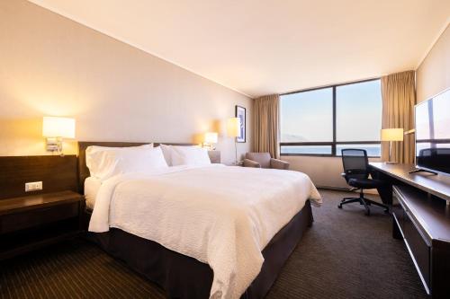 Habitación de hotel con cama grande y escritorio. en Holiday Inn Express - Iquique, an IHG Hotel, en Iquique