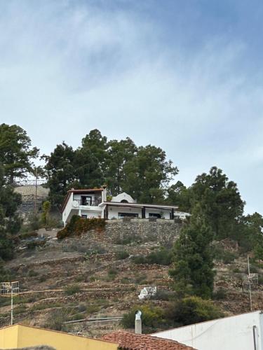 ビラフロールにあるEl Miradorの丘の上に座る家