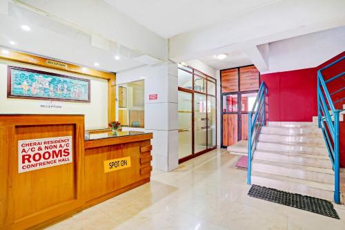 un couloir avec un escalier dans une maison dans l'établissement SPOT ON Cherai Homes, à Cherai Beach