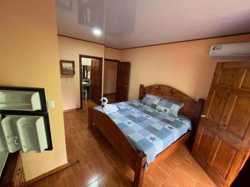 Un dormitorio con una cama con un perro. en Ceiba lodge, en Drake