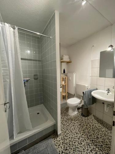 łazienka z wanną, toaletą i umywalką w obiekcie JonnysSleepOver w mieście Osnabrück