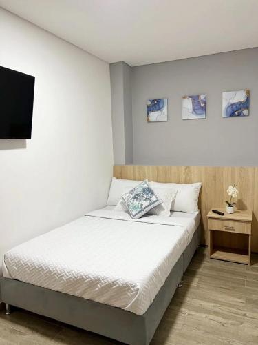 波哥大的住宿－Confortable habitación con baño privado，一间卧室配有一张床和一台平面电视