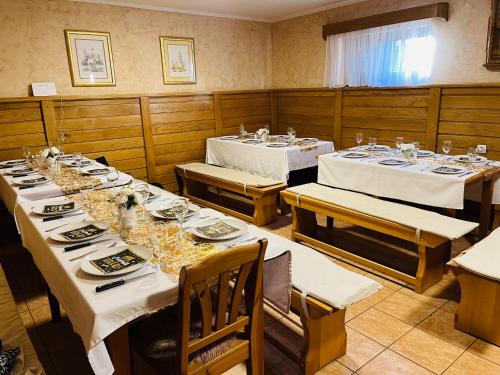 Kuća za odmor Mirna في Cepidlak: غرفة طعام مع طاولتين مع جلطة مائدية بيضاء