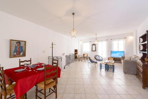 sala de estar y comedor con mesa y sillas en Rethymno Heart, en Áyios Andónios
