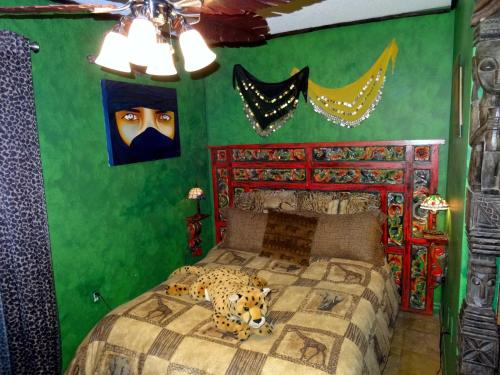 um quarto com uma cama com um bicho de peluche em Safari Getaway em Orono