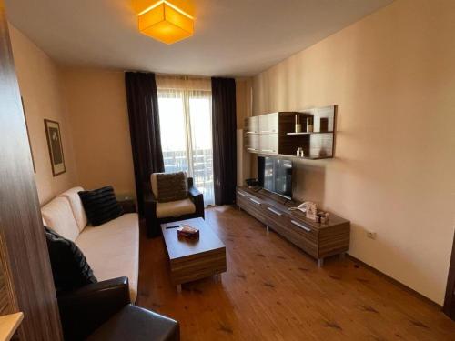 uma sala de estar com um sofá e uma mesa em Lorena’s Apartment Bansko,near Gondola em Bansko