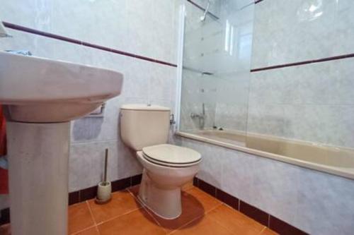 y baño con aseo, lavabo y bañera. en Apartment Sol Vinaròs con AA Wi-Fi a primera línea y vistas al mar. en Vinarós