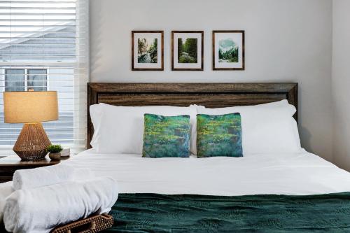 En eller flere senge i et værelse på Evergreen - A Birdy Vacation Rental