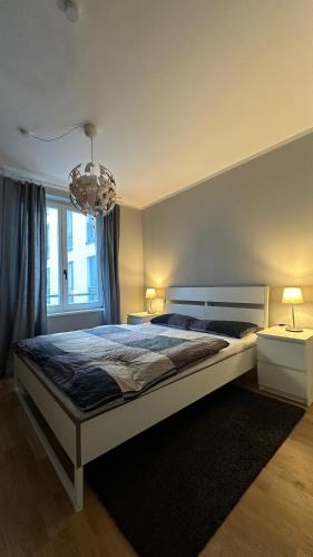 ein Schlafzimmer mit einem großen Bett und einem Kronleuchter in der Unterkunft Traumhafte Wohnung mitten in Charlottenburg in Berlin