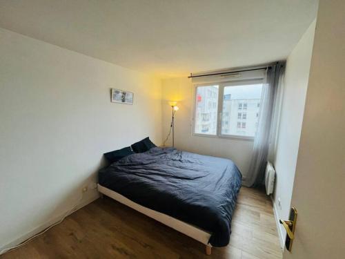 - une chambre avec un lit et une fenêtre dans l'établissement Le Nid Olympe - Metro - Wifi - Parking - Dream Host, à Saint-Denis
