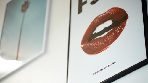 a picture of a red lips on a display case at RAVN HAÜS - Oregon's Premier Alpine Retreat in Government Camp