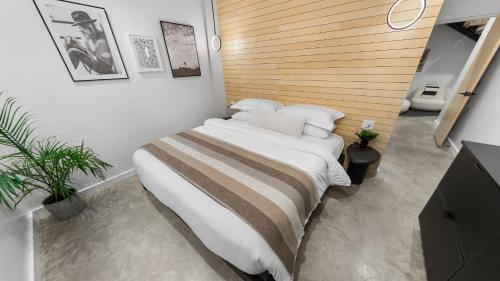 a bedroom with a large bed with white sheets and pillows at RAVN HAÜS - Oregon's Premier Alpine Retreat in Government Camp