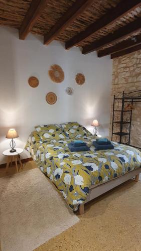 ein Schlafzimmer mit einem Bett und zwei Lampen an der Wand in der Unterkunft La Ferme de Couffy in Couffy