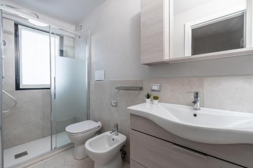 米蘭的住宿－[Duomo-Navigli] Vie di Milano - 3 Indipendent Loft，白色的浴室设有水槽和卫生间。