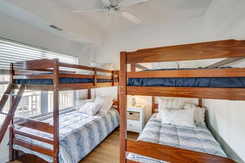 1 dormitorio con 2 literas y ventana en High-Floor Osage Beach Condo with Lake and Park Views en Osage Beach