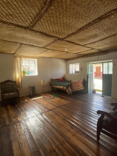 Cette chambre dispose de parquet et d'un lit. dans l'établissement Casa SABIA, 