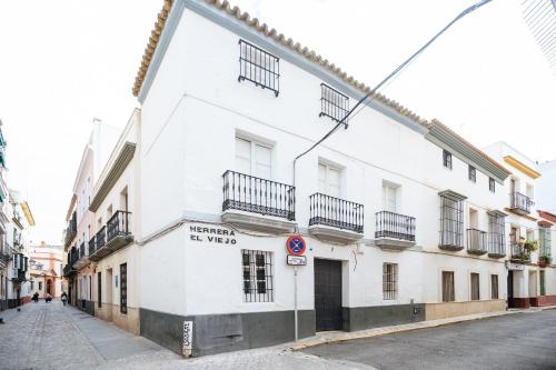 Independent Beautiful House Seville City center with Private Parking