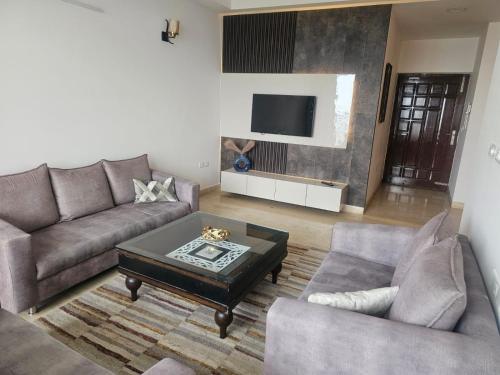 Uma área de estar em High-rise luxury flat