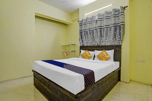 een slaapkamer met een groot bed in een kamer bij OYO Flagship Trinity Inn in Korādih