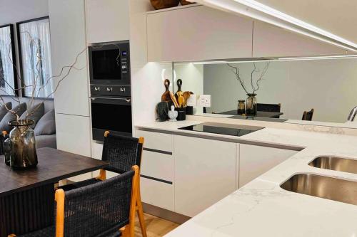 Η κουζίνα ή μικρή κουζίνα στο Newton’s Place - Luxury styled 2 BD Apartment