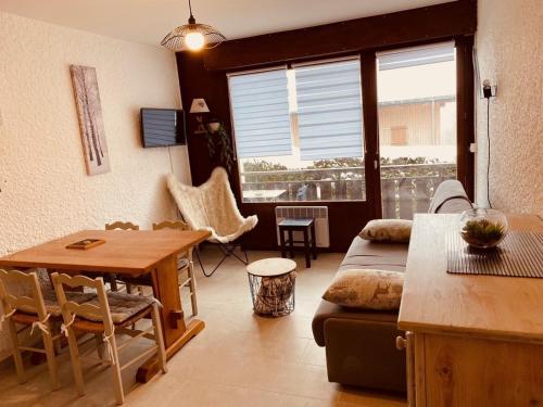 un salon avec un canapé et une table dans l'établissement Studio moderne avec balcon et garage, proche piste verte et centre, La Clusaz - FR-1-459-118, à La Clusaz