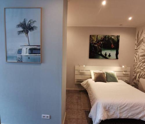 une chambre avec un lit et un tableau au mur dans l'établissement Logement 4 personnes tout équipé en centre-ville, à Rouen