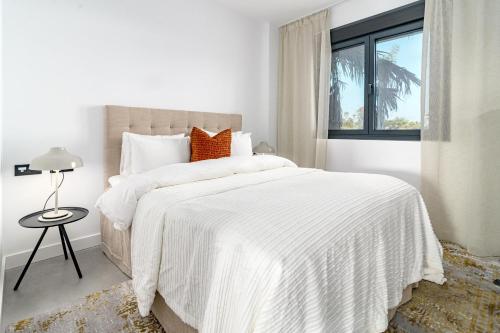 - une chambre blanche avec un grand lit et une fenêtre dans l'établissement LAE131D- Apotel Estepona hills by Roomservices, à Estepona