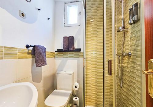 マドリードにあるJerteのバスルーム(トイレ、洗面台、シャワー付)