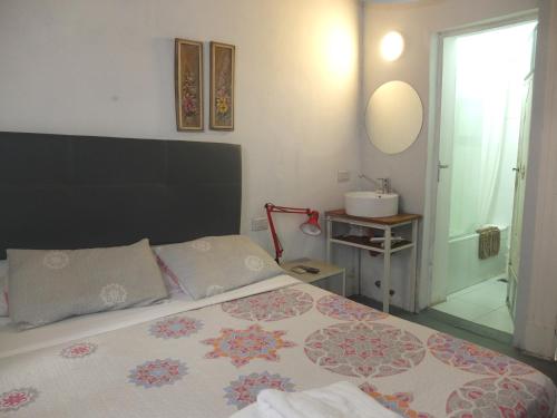 um quarto com uma cama grande e um espelho em Casa San Telmo 3081 em Buenos Aires