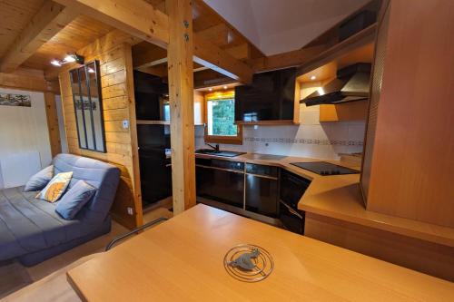 ラ・フェクラにあるChalet nordique au coeur de la Feclazの小さな家の中のキッチン、リビングルーム