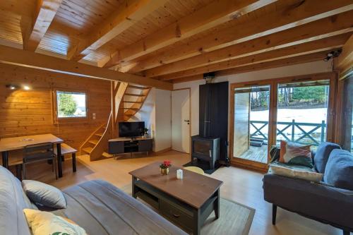 un salon avec un canapé et une table dans l'établissement Chalet nordique au coeur de la Feclaz, à La Féclaz