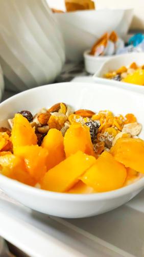 een schaal met fruit en noten op een tafel bij Gala Apart Boutique & Spa -Sólo para Adultos- in Mar de las Pampas